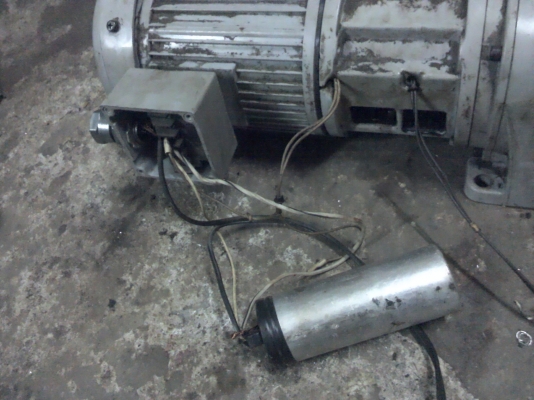 มอเตอร์เกียร์ GTR ขนาด 400 W.ของญี่ปุ่นแบบมีคลัทซ์ไฟฟ้าส่งกำลังและมีเบรคไฟฟ้า อัตราทด1:5 หมุนที่ประมาณ 300 รอบต่อนาที