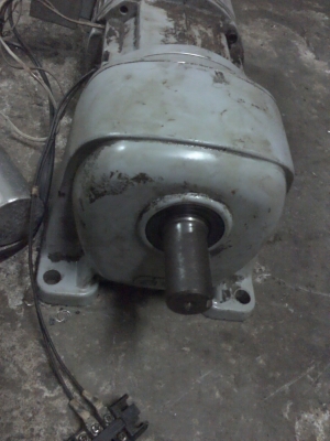 มอเตอร์เกียร์ GTR ขนาด 400 W.ของญี่ปุ่นแบบมีคลัทซ์ไฟฟ้าส่งกำลังและมีเบรคไฟฟ้า อัตราทด1:5 หมุนที่ประมาณ 300 รอบต่อนาที