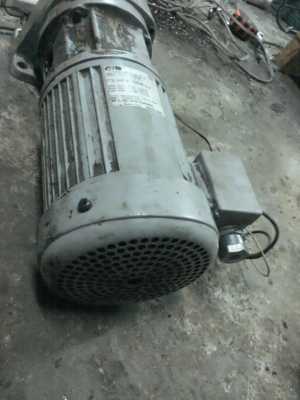 มอเตอร์เกียร์ GTR ขนาด 400 W.ของญี่ปุ่นแบบมีคลัทซ์ไฟฟ้าส่งกำลังและมีเบรคไฟฟ้า อัตราทด1:5 หมุนที่ประมาณ 300 รอบต่อนาที