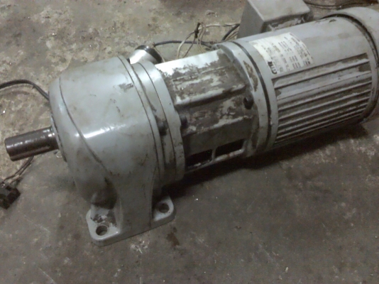 มอเตอร์เกียร์ GTR ขนาด 400 W.ของญี่ปุ่นแบบมีคลัทซ์ไฟฟ้าส่งกำลังและมีเบรคไฟฟ้า อัตราทด1:5 หมุนที่ประมาณ 300 รอบต่อนาที