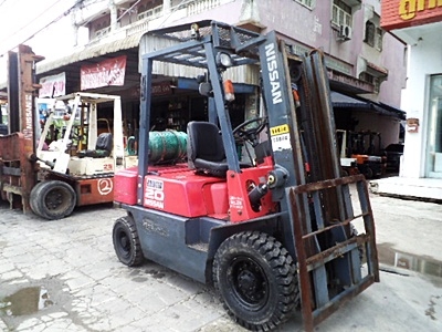 (ขายถูกเพื่อเลิกกิจการ) ขายรถยกนิสสัน 2 ตัน (รุ่นใหม่) เครื่องเบนซิน เกียร์ออโต้ (2 ระบบ น้ำมัน-แก๊สนอก)  กระบอกคู่  เสาสูง 3 เมตร  ยางตัน พวงมาลัยเพาเว่อร์  สีเดิมจากนอก นำเข้าจากญี่ปุ่น ใช้งานได้ทันที