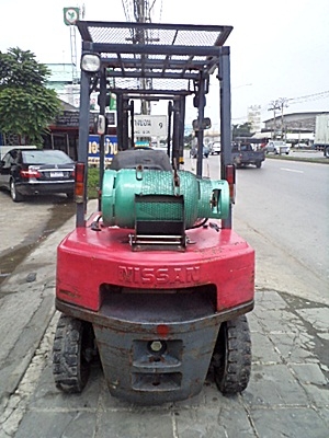 (ขายถูกเพื่อเลิกกิจการ) ขายรถยกนิสสัน 2 ตัน (รุ่นใหม่) เครื่องเบนซิน เกียร์ออโต้ (2 ระบบ น้ำมัน-แก๊สนอก)  กระบอกคู่  เสาสูง 3 เมตร  ยางตัน พวงมาลัยเพาเว่อร์  สีเดิมจากนอก นำเข้าจากญี่ปุ่น ใช้งานได้ทันที