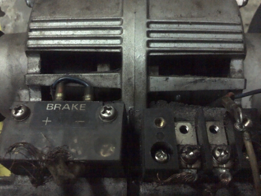 คลัทซ์และเบรคไฟฟ้าส่งกำลังให้อุปกรณ์ทำงานเพียงแต่ต่อไฟเข้าก็ส่งกำลังได้