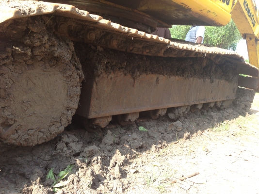 ขายรถแบคโฮ KOMATSU PC200-6 ทะเบียนพร้อมโอน ภาษีเต็ม 57 พร้อมใช้งาน  ซีเรี้ยล.81370 ปุ้งกี้สวย เก๋งตามรูป เอวแน้น โซ้สภาพ 85\% ปู๊ทโซ้เต็ม  รถพร้อมทำงาน สนใจติดต่อ คุณชัยยาสตึก โทร 081-9972972  089-8451778