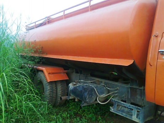 รถสิบล้อ สองเพลา NISSAN Ud เครื่อง Pd6  260 แรงม้า จุน้ำได้ 14,000 ลิตร รถพร้อมใช้งาน.