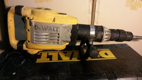 เครื่องสกัดไฟฟ้ายี่ห้อ DEWALT
