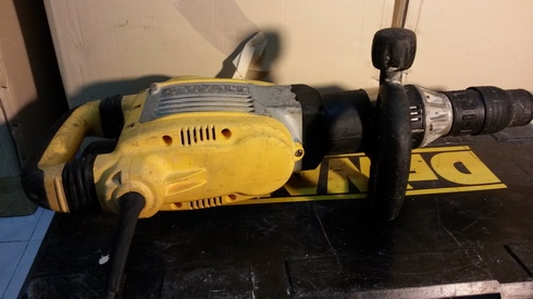 เครื่องสกัดไฟฟ้ายี่ห้อ DEWALT