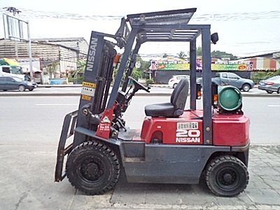 ขายรถยกนิสสัน 2 ตัน (รุ่นใหม่) เครื่องเบนซิน เกียร์ออโต้ (2 ระบบ น้ำมัน-แก๊สนอก)  กระบอกคู่  เสาสูง 3 เมตร  ยางตัน พวงมาลัยเพาเว่อร์  สีเดิมจากนอก นำเข้าจากญี่ปุ่น ใช้งานได้ทันที