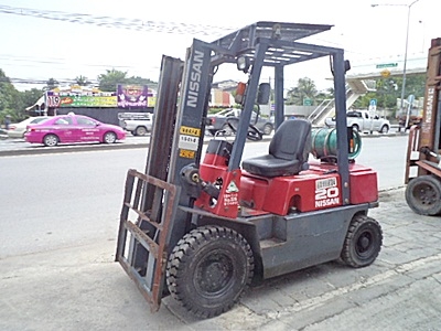 ขายรถยกนิสสัน 2 ตัน (รุ่นใหม่) เครื่องเบนซิน เกียร์ออโต้ (2 ระบบ น้ำมัน-แก๊สนอก)  กระบอกคู่  เสาสูง 3 เมตร  ยางตัน พวงมาลัยเพาเว่อร์  สีเดิมจากนอก นำเข้าจากญี่ปุ่น ใช้งานได้ทันที