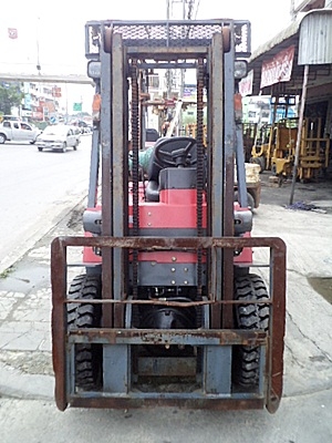 ขายรถยกนิสสัน 2 ตัน (รุ่นใหม่) เครื่องเบนซิน เกียร์ออโต้ (2 ระบบ น้ำมัน-แก๊สนอก)  กระบอกคู่  เสาสูง 3 เมตร  ยางตัน พวงมาลัยเพาเว่อร์  สีเดิมจากนอก นำเข้าจากญี่ปุ่น ใช้งานได้ทันที