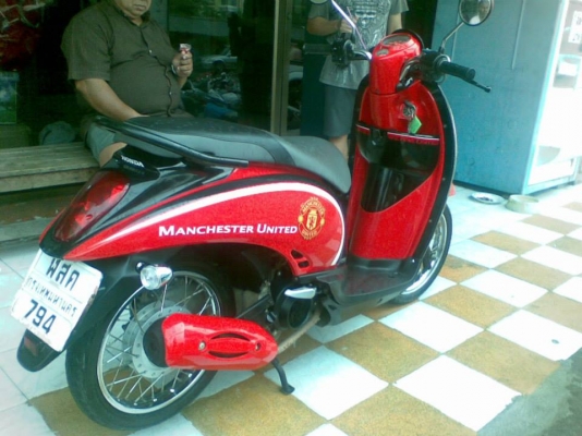 ขายถูก Scoopy - i เป็น Limited ลายแมนยู ปี 2555 สวยม๊ากๆ ขายถูก Scoopy - i เป็น Limited ลายแมนยู ปี 2555 สวยม๊ากๆ