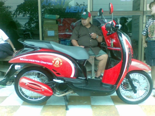 ขายถูก Scoopy - i เป็น Limited ลายแมนยู ปี 2555 สวยม๊ากๆ ขายถูก Scoopy - i เป็น Limited ลายแมนยู ปี 2555 สวยม๊ากๆ