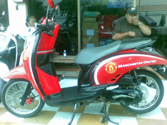 ขายถูก Scoopy - i เป็น Limited ลายแมนยู ปี 2555 สวยม๊ากๆ ขายถูก Scoopy - i เป็น Limited ลายแมนยู ปี 2555 สวยม๊ากๆ