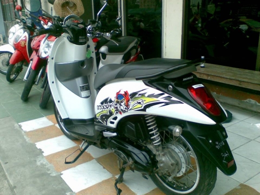 ขายราคาถูก Scoopy - i สีขาวดำ รถสวยประหยัดน้ำมัน ขายราคาถูก Scoopy - i สีขาวดำ รถสวยประหยัดน้ำมัน