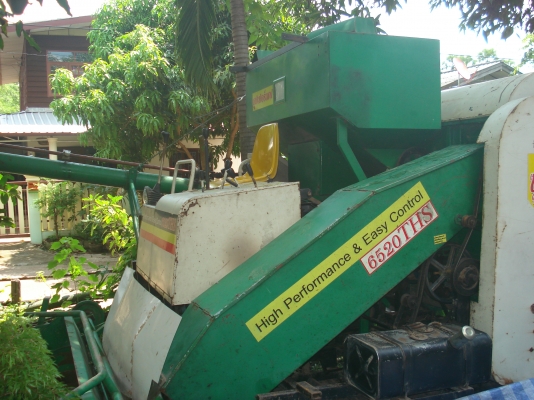 เพิ่มรูปรถเกี่ยวข้าวมีอุ้มและรองกระสอบพร้อมใช้