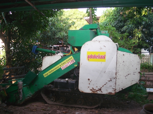 เพิ่มรูปรถเกี่ยวข้าวมีอุ้มและรองกระสอบพร้อมใช้