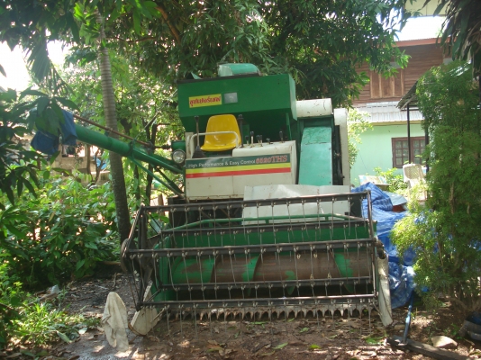 เพิ่มรูปรถเกี่ยวข้าวมีอุ้มและรองกระสอบพร้อมใช้