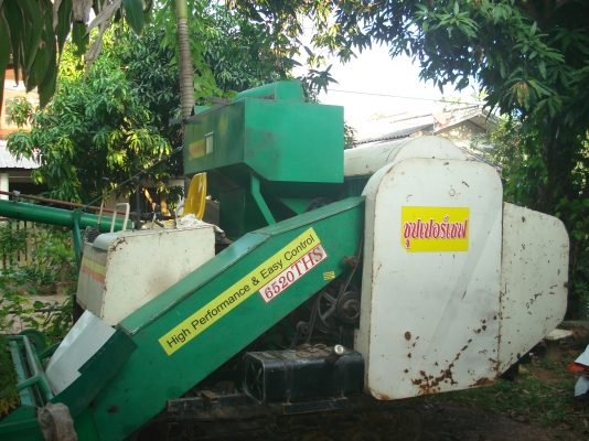 เพิ่มรูปรถเกี่ยวข้าวมีอุ้มและรองกระสอบพร้อมใช้