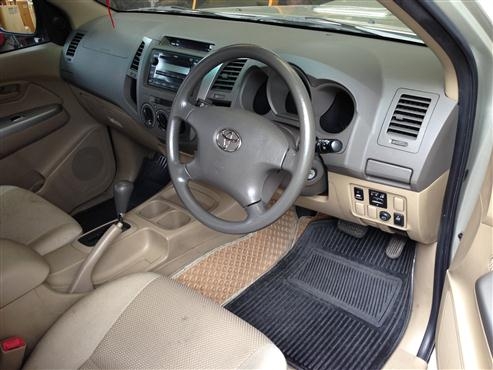 ขายรถกระบะ 4 ประตู TOYOTA HILUX VIGO ปี 10  เครื่องยนต์ 3.0 ซีซี เกียร์อัตโนมัติ สีบรอนซ์เงิน สภาพดีจริง ๆ เข้าศูนย์ตลอด