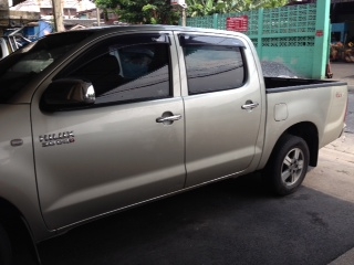 ขายรถกระบะ 4 ประตู TOYOTA HILUX VIGO ปี 10  เครื่องยนต์ 3.0 ซีซี เกียร์อัตโนมัติ สีบรอนซ์เงิน สภาพดีจริง ๆ เข้าศูนย์ตลอด