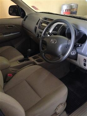 ขายรถกระบะ 4 ประตู TOYOTA HILUX VIGO ปี 11  เครื่องยนต์ 3.0 ซีซี เกียร์อัตโนมัติ สีบรอนซ์ทองสภาพดีจริง ๆ เข้าศูนย์ตลอด รถบ้านแท้ๆ  ไม่เคยชน