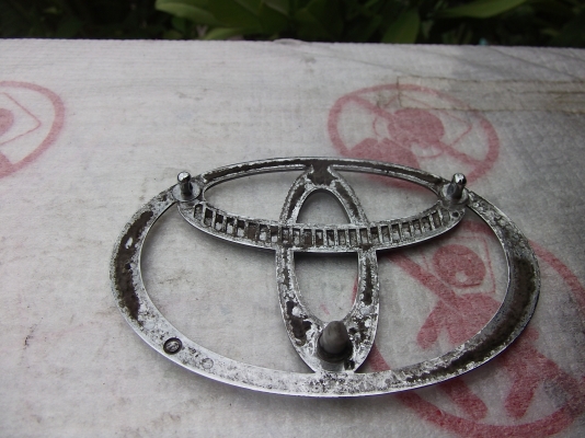 เพลทโลโก้ TOYOTA แท้ๆ สภาพสวยๆ ขนาดยาว 11ซม.