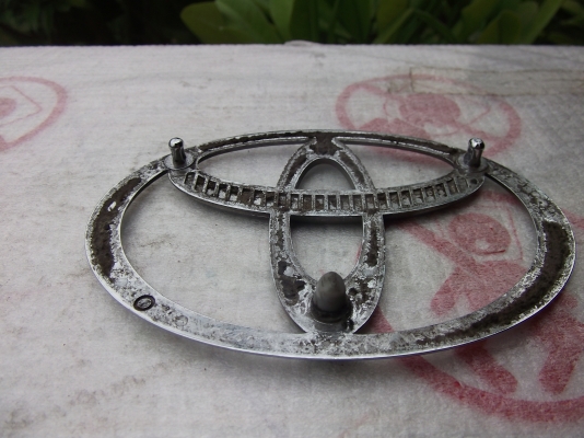 เพลทโลโก้ TOYOTA แท้ๆ สภาพสวยๆ ขนาดยาว 11ซม.