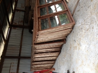 บานประตูห้องน้ำกว้างประมาณ 90 ซ.ม. สูงประมาณ 2.40 ม. บานเก่านะครับไม้น่าจะเป็นมะค่าครับ 2500/บานครับ  บานหน้าต่าง กว้าง 70-80 ซ.ม  สูงประมาณ1.50 ม.  พร้อมกระจก ขายบานละ 700 บาทครับ