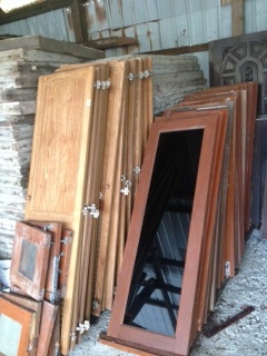 บานประตูห้องน้ำกว้างประมาณ 90 ซ.ม. สูงประมาณ 2.40 ม. บานเก่านะครับไม้น่าจะเป็นมะค่าครับ 2500/บานครับ  บานหน้าต่าง กว้าง 70-80 ซ.ม  สูงประมาณ1.50 ม.  พร้อมกระจก ขายบานละ 700 บาทครับ