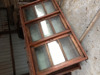 บานประตูห้องน้ำกว้างประมาณ 90 ซ.ม. สูงประมาณ 2.40 ม. บานเก่านะครับไม้น่าจะเป็นมะค่าครับ 2500/บานครับ  บานหน้าต่าง กว้าง 70-80 ซ.ม  สูงประมาณ1.50 ม.  พร้อมกระจก ขายบานละ 700 บาทครับ