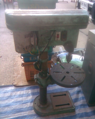 สว่านแท่นสภาพพร้อมใช้งานครับ  มอเตอร์มิสซู 1/4  แรงครับความสูงประมาณ เมตรครับ ขนาด 8 หุนครับราคานี้คุ้มครับ