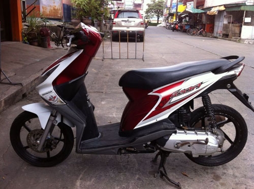 ICON ปี 52  สีแดง ขาว ล้อแม็ก เครื่องเดิมๆเอกสารครบ ชุดสีสดรถสวยจ้า