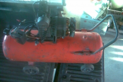 ปั้มลมหัวเดียว 60 ลิตรสภาพพร้อมใช้งานครับปั้มลมเร็วครับตัวนี้ไม่มีซึมครับ สภาพเดิมๆครับ พร้อมที่จับเข็นได้ครับ ขนาด 60 ลิตร