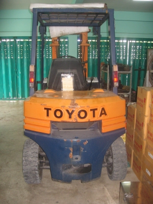 ขายรถโฟล์คลิฟท์ TOYOTA 2 ตัน รุ่น 5 เครื่องดีเซล เกียร์ธรรมดา (รถเก่านอก) สภาพดีมาก พร้อมใช้งาน