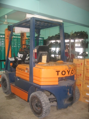 ขายรถโฟล์คลิฟท์ TOYOTA 2 ตัน รุ่น 5 เครื่องดีเซล เกียร์ธรรมดา (รถเก่านอก) สภาพดีมาก พร้อมใช้งาน