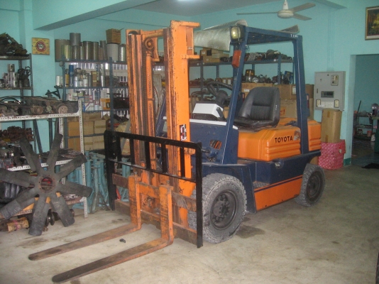 ขายรถโฟล์คลิฟท์ TOYOTA 2 ตัน รุ่น 5 เครื่องดีเซล เกียร์ธรรมดา (รถเก่านอก) สภาพดีมาก พร้อมใช้งาน