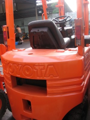 ขายรถโฟล์คลิฟท์ TOYOTA 1.5 ตัน รุ่น 5 เครื่องเบนซิน เกียร์ธรรมดา ราคาตามสภาพ