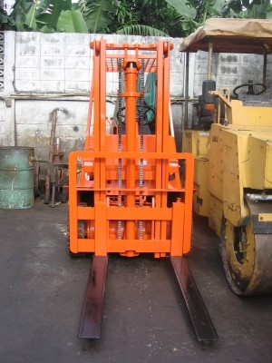 ขายรถโฟล์คลิฟท์ TOYOTA 1.5 ตัน รุ่น 3 เครื่องเบนซิน เกียร์ธรรมดา ราคาตามสภาพ