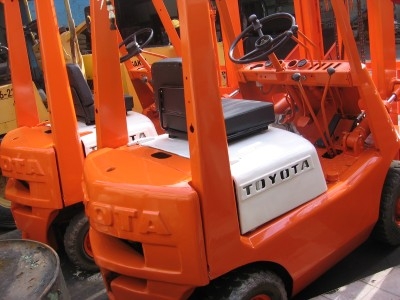 ขายรถโฟล์คลิฟท์ TOYOTA 1.5 ตัน รุ่น 3 เครื่องเบนซิน เกียร์ธรรมดา ราคาตามสภาพ