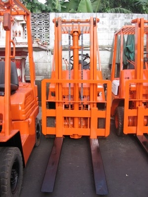 ขายรถโฟล์คลิฟท์ TOYOTA 1.5 ตัน รุ่น 3 เครื่องเบนซิน เกียร์ธรรมดา ราคาตามสภาพ