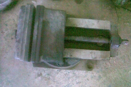 ปากกามิลลิง 9.5 นิ้วงานนอกสภาพสวยครับปากสวยๆครับไม่มีบิ่นครับ สามารถปรับองศาได้ครับ หนักครับตัวนี้ ประมาณ 40-50 โลไดครับ ปากขนาด 9.5 นิ้ง  งานเก่าครับตัวนี้ ราคานี้สุดคุ้มครับ