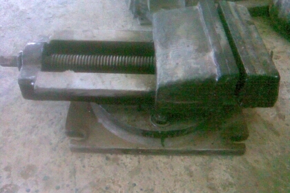 ปากกามิลลิง 9.5 นิ้วงานนอกสภาพสวยครับปากสวยๆครับไม่มีบิ่นครับ สามารถปรับองศาได้ครับ หนักครับตัวนี้ ประมาณ 40-50 โลไดครับ ปากขนาด 9.5 นิ้ง  งานเก่าครับตัวนี้ ราคานี้สุดคุ้มครับ