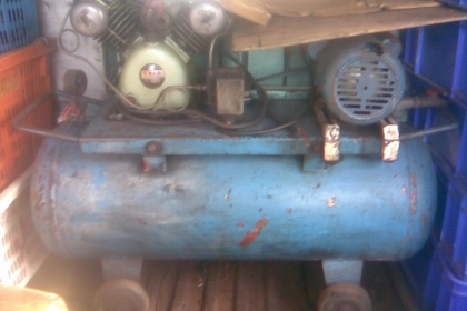 ปั้มลม swan 90 ลิตรสภาพพร้อมใช้งานปกติครับ มอเตอร์ 1 แรง  หัวขนาด 1  แรง  เป็นของสวอนครับถังพ่นสีมาครับแต่ก็เป็นถังเดิม ระบบทุกอย่างทำงานปกติ