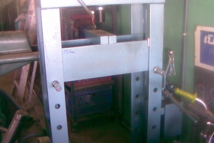 แท่นอัดไฮโดรลิก 30 ตันเหล็กรุ่นเก่า หนา 4 หุนครับขนาด 30  ตัน สภาพใหม่พร้อมใช้งานครับ