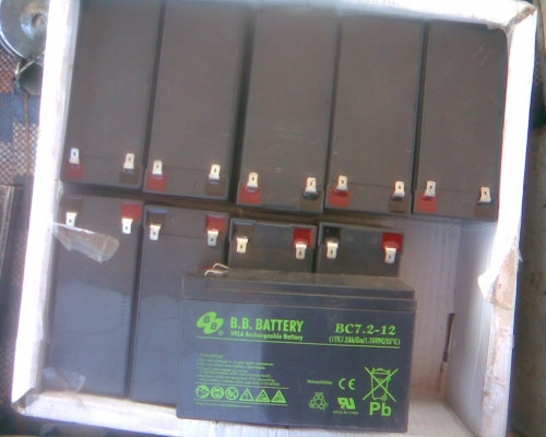 แบตเตอรีแห้ง 12 v สภาพใหม่ 9 แอมสภาพดีครับของใหม่ครับ อายุการใช้งาน 3-4 ปีครับ ใส่รถเครื่อง หรือเครื่องสำรองไฟได้ครับ หรือแปงทำอย่างอื่น