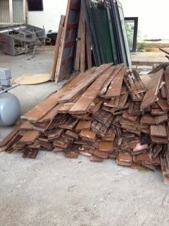 เหมาไม้แดงสภาพไม้สวยครับเป็นไม้เก่าไม้แดง  หน้ากว้าง 4 นิ้ว หนา 2 ซ.ม มีรางลิ้น  ยาว 1.50 เมตร  มีประมาณเกือบ 300 แผ่น  เหมาหมดครับ 23000  ครับ  ปูพื้นได้