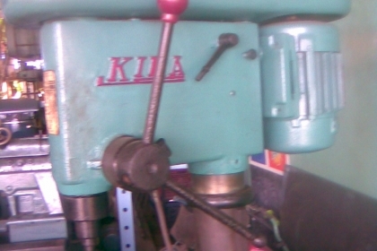 สว่านแท่นตัวใหญ่สภาพพร้อมใช้งานครับตัวใหญ่ขนาดความสูงประมาณ 1.75 เมตร รุ่นเก่าครับหนักแน่นครับตัวนี้  หัวเปลี่ยนได้หลายขนาดครับ ราคานี้คุ้มมากครับ มอเตอร์ฮิตาชิรุ่นเก่าตัวใหญ่ครับพร้อมใช้ครับ