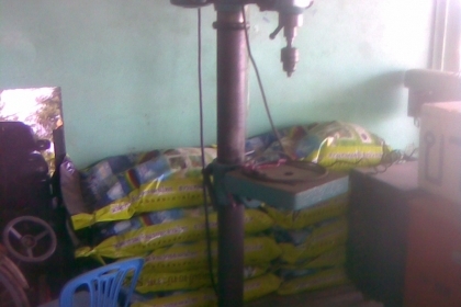 สว่านแท่นตัวใหญ่สภาพพร้อมใช้งานครับตัวใหญ่ขนาดความสูงประมาณ 1.75 เมตร รุ่นเก่าครับหนักแน่นครับตัวนี้  หัวเปลี่ยนได้หลายขนาดครับ ราคานี้คุ้มมากครับ มอเตอร์ฮิตาชิรุ่นเก่าตัวใหญ่ครับพร้อมใช้ครับ