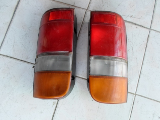 ไฟท้ายรถตู้ TOYOTA หัวจรวด พร้อมขั้วหลอด 1 คู่ ตามสภาพ