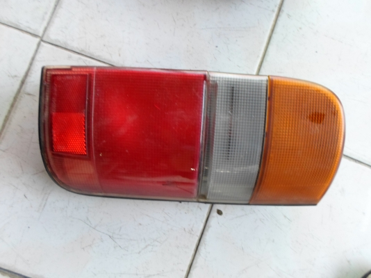 ไฟท้ายรถตู้ TOYOTA หัวจรวด พร้อมขั้วหลอด 1 คู่ ตามสภาพ